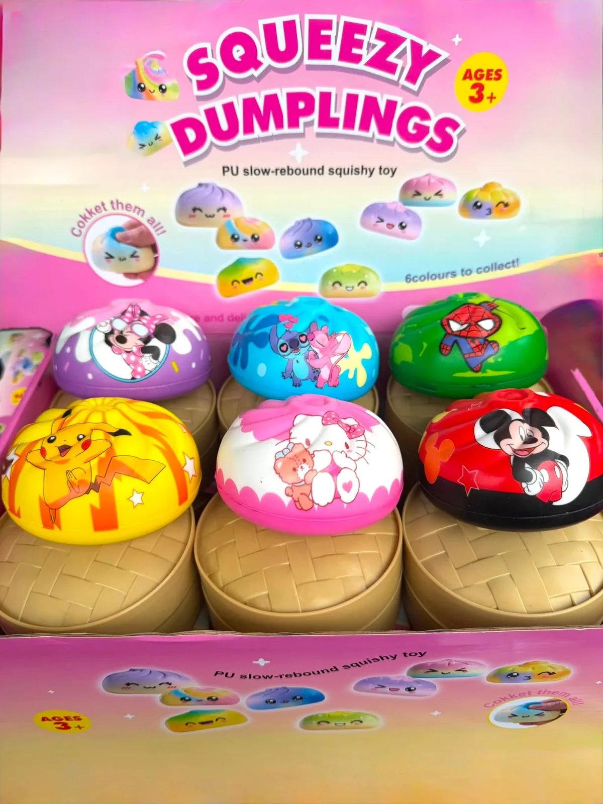 Présentoir ouvert de jouets à presser en forme de dumplings, six modèles illustrés de personnages.